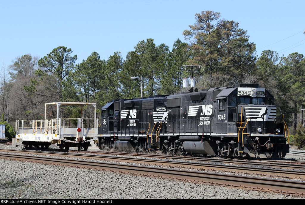 NS 5345 & 5262 are power from train P07, beside the shoving platform